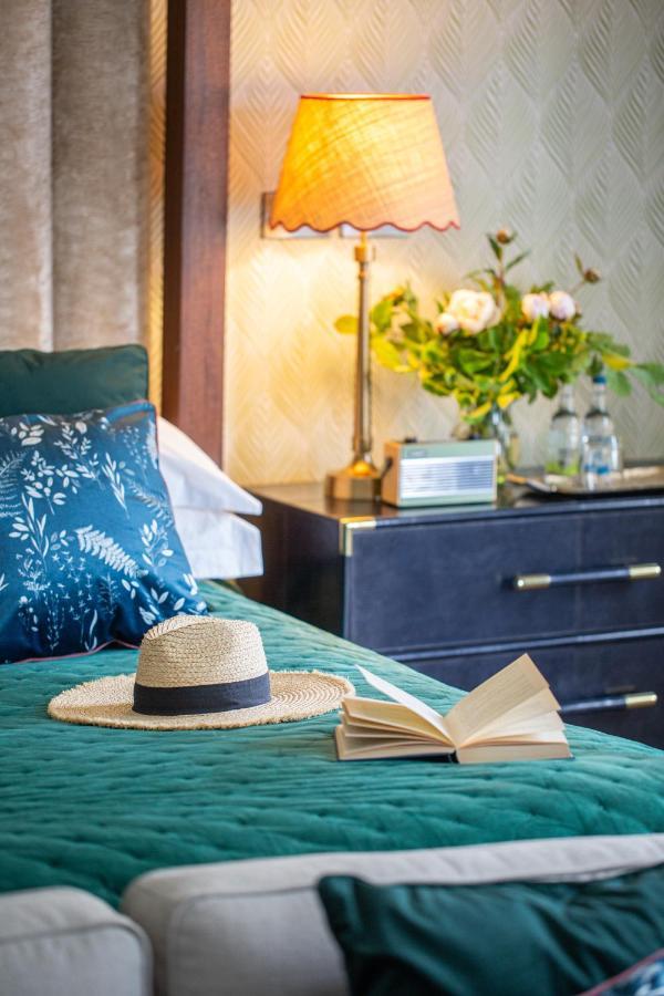 Hogarths Hotel Солихъл Екстериор снимка